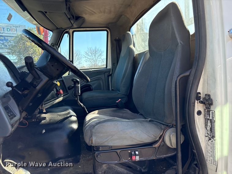 image for item EA7162 2007 International semi truck