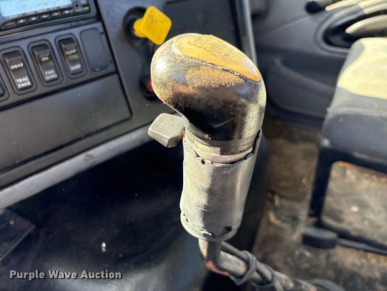 image for item EA7162 2007 International semi truck