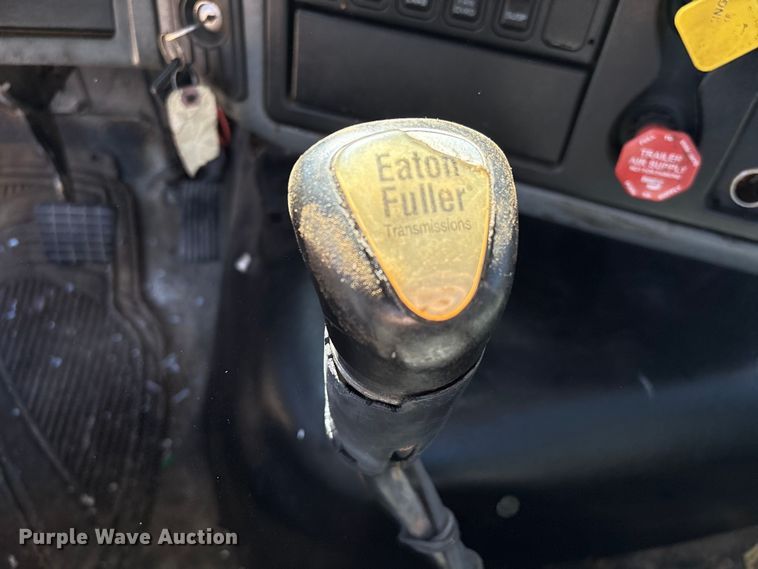 image for item EA7162 2007 International semi truck