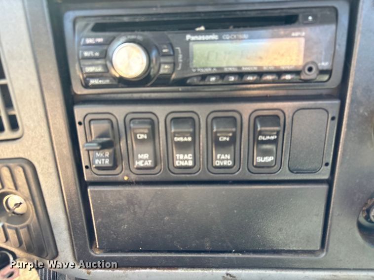 image for item EA7162 2007 International semi truck