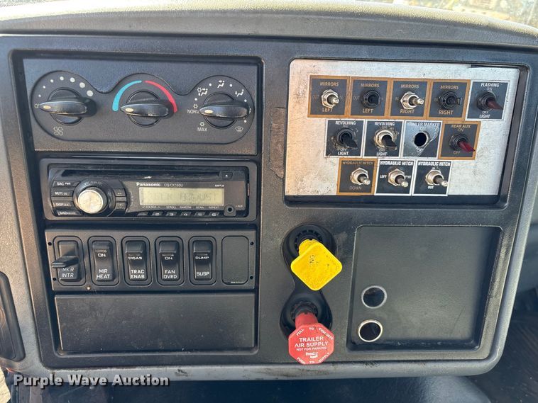 image for item EA7162 2007 International semi truck