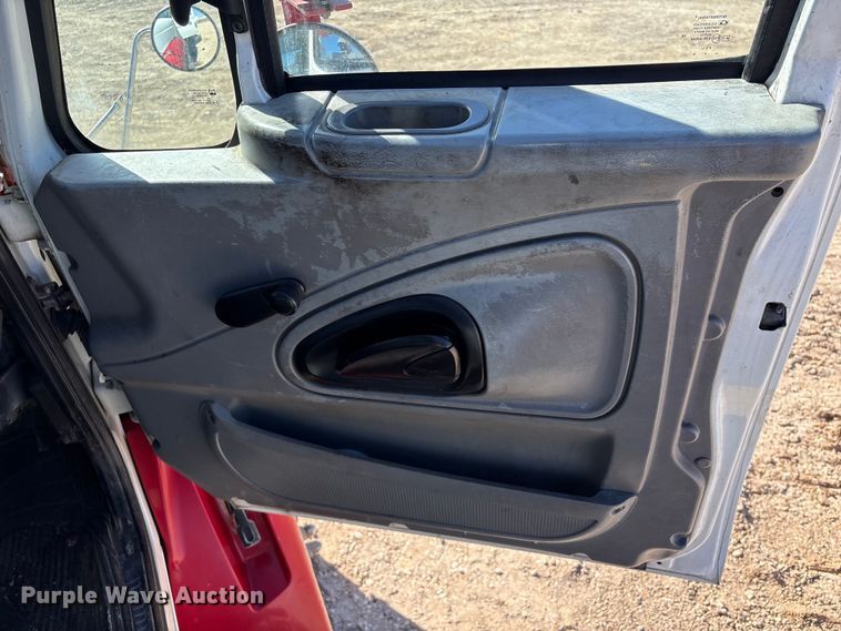 image for item EA7162 2007 International semi truck