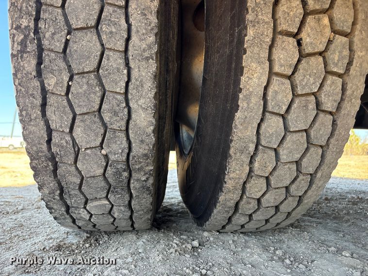 image for item EA7162 2007 International semi truck