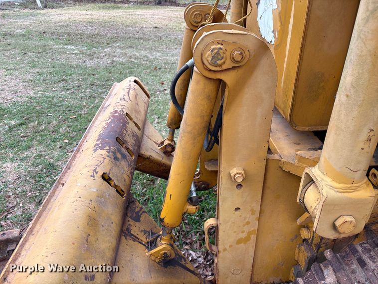 image for item EA7169 1984 John Deere 555A track loader