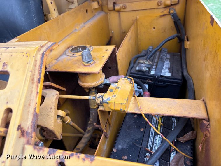image for item EA7169 1984 John Deere 555A track loader