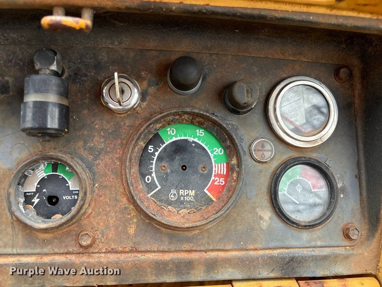 image for item EA7169 1984 John Deere 555A track loader