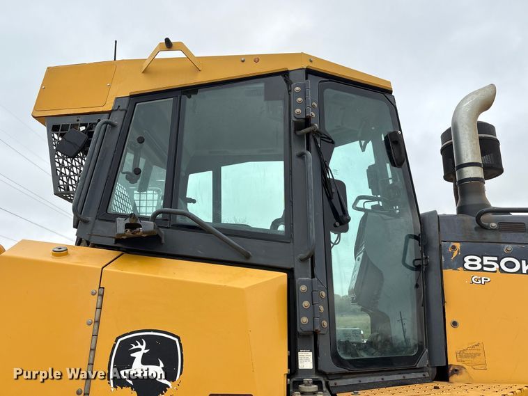 image for item EA7170 2018 John Deere 850K dozer
