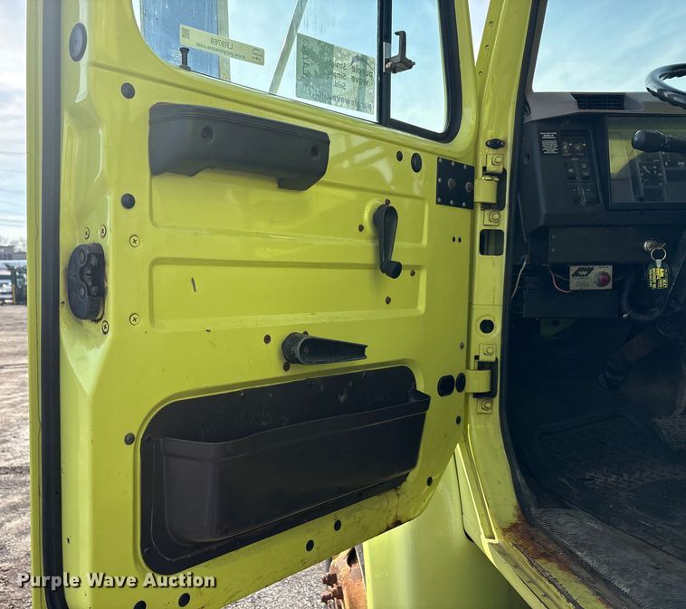 image for item EA7823 1997 International 4800 dump truck