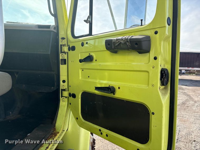 image for item EA7823 1997 International 4800 dump truck