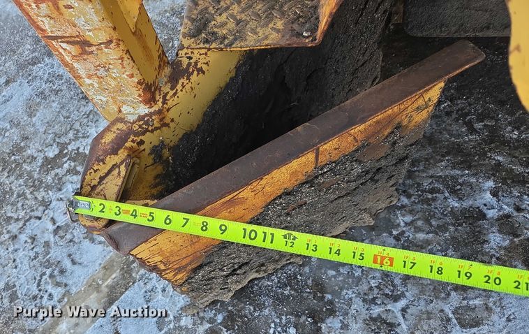 image for item EB1205 Caterpillar WE-851B windrower