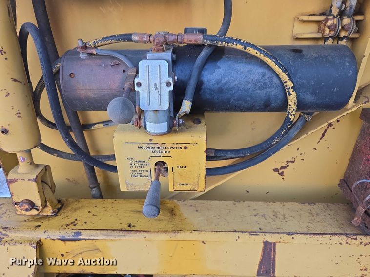 image for item EB1205 Caterpillar WE-851B windrower