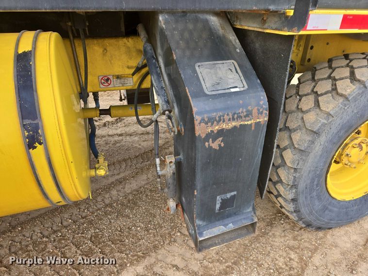 image for item EB1207 2005 MB Companies Oshkosh HB2723 street sweeper truck