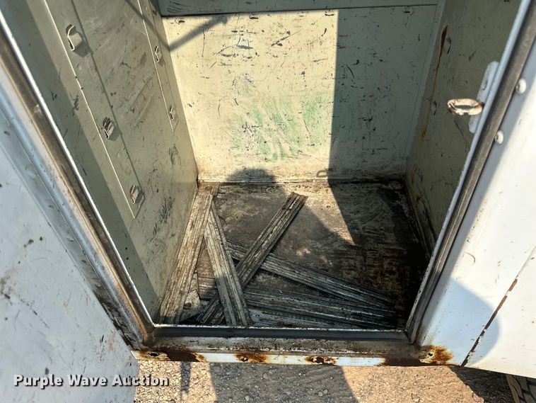 image for item EB2814 1999 Ford F550 utility / service truck