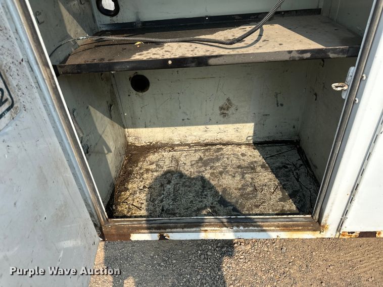 image for item EB2814 1999 Ford F550 utility / service truck