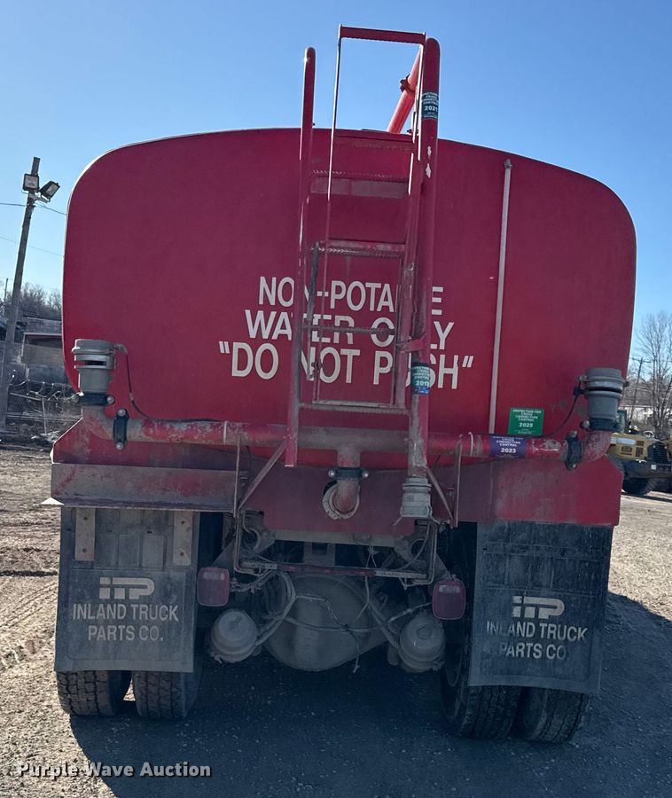 image for item EC4532 2006 Peterbilt 335 water truck