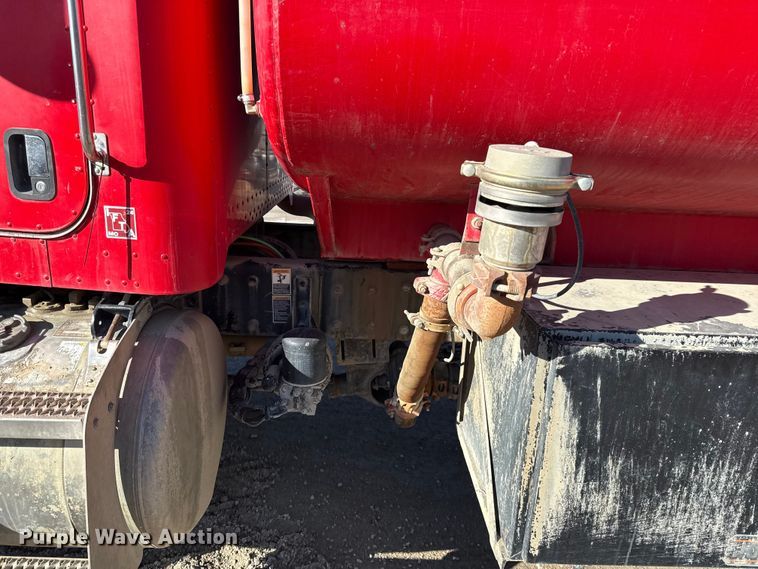 image for item EC4532 2006 Peterbilt 335 water truck
