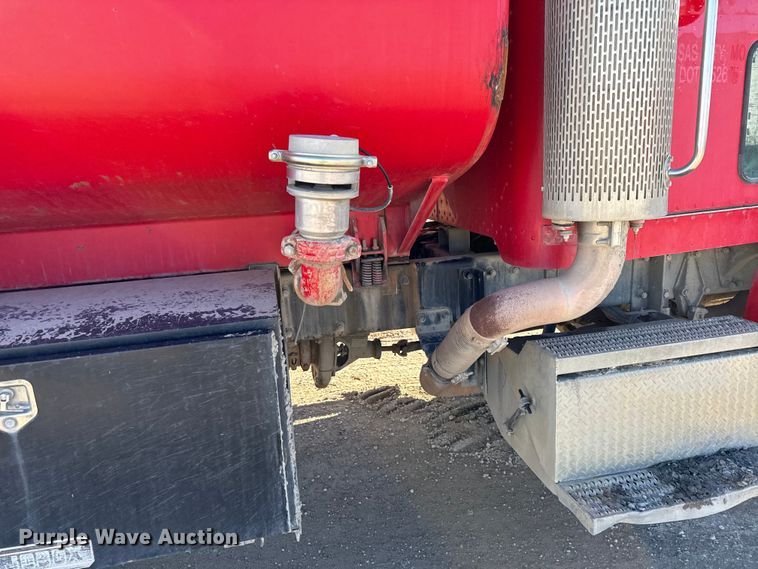 image for item EC4532 2006 Peterbilt 335 water truck