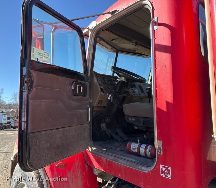 image for item EC4532 2006 Peterbilt 335 water truck