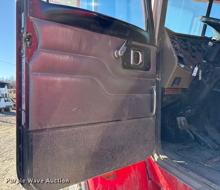 image for item EC4532 2006 Peterbilt 335 water truck