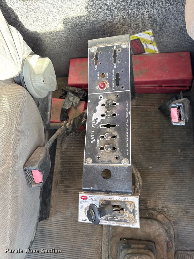 image for item EC4532 2006 Peterbilt 335 water truck