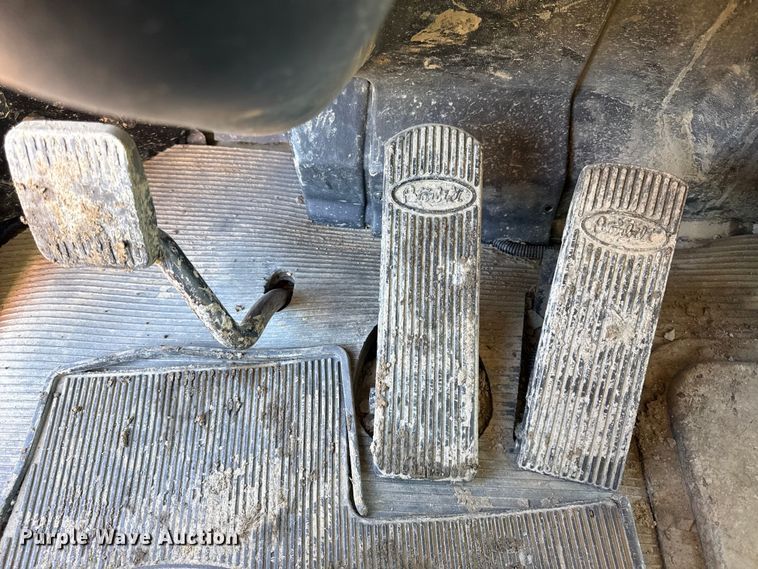 image for item EC4532 2006 Peterbilt 335 water truck