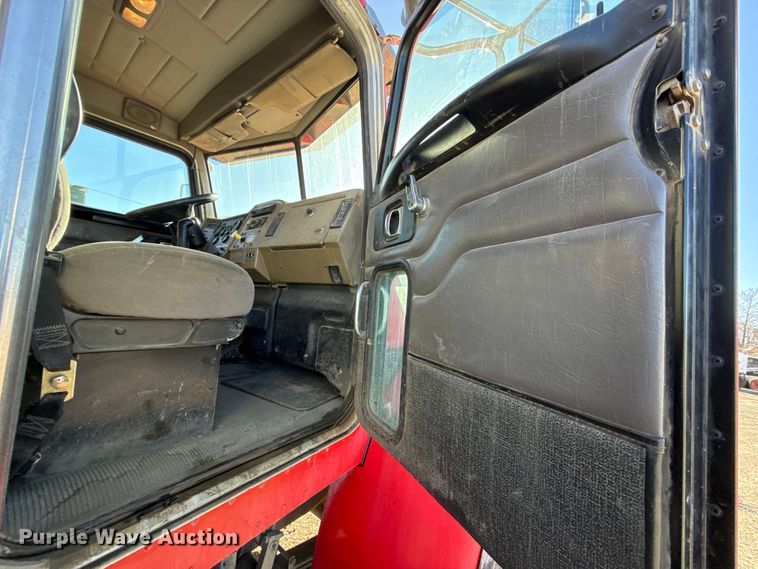 image for item EC4532 2006 Peterbilt 335 water truck