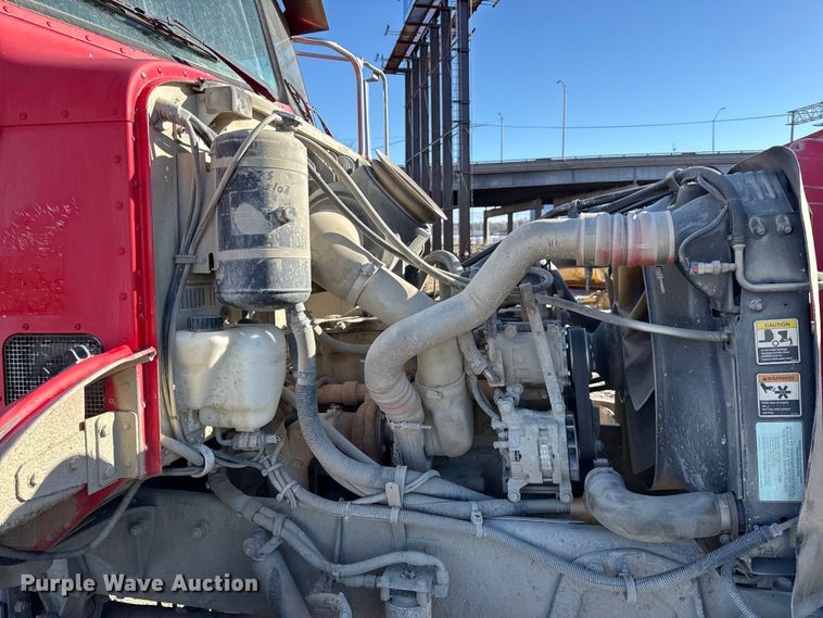 image for item EC4532 2006 Peterbilt 335 water truck