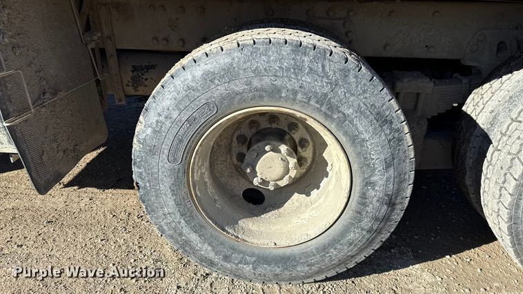 image for item EC4532 2006 Peterbilt 335 water truck