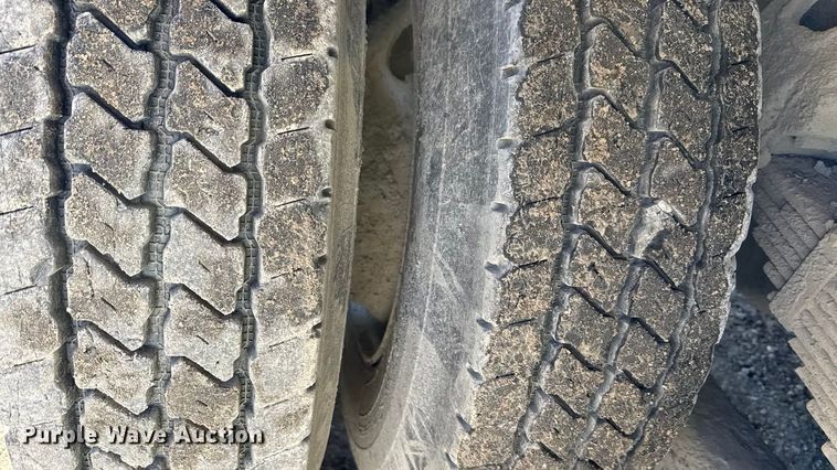 image for item EC4532 2006 Peterbilt 335 water truck