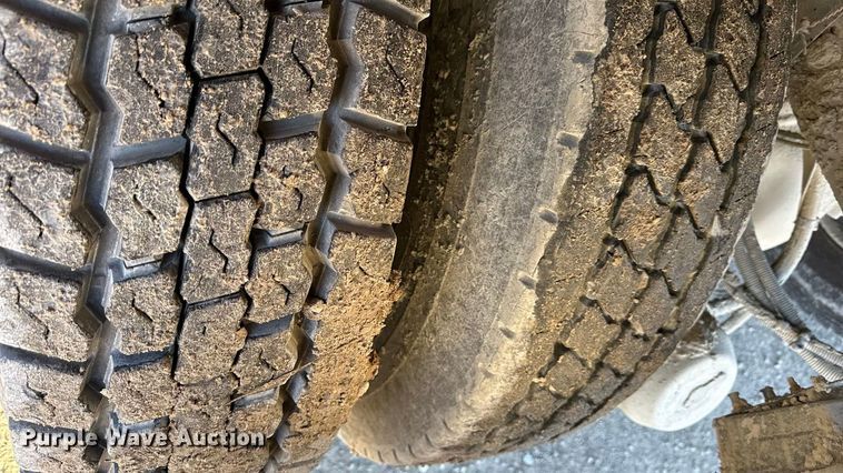 image for item EC4532 2006 Peterbilt 335 water truck