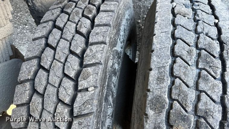 image for item EC4532 2006 Peterbilt 335 water truck