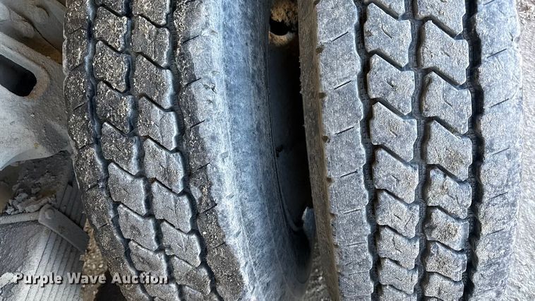 image for item EC4532 2006 Peterbilt 335 water truck