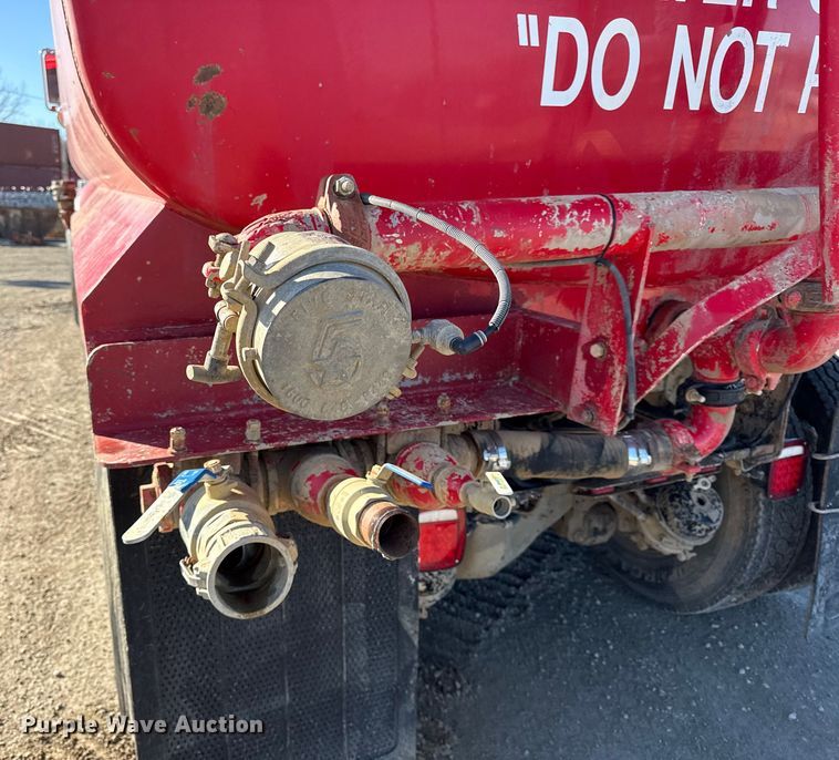 image for item EC4533 2007 Peterbilt 335 water truck