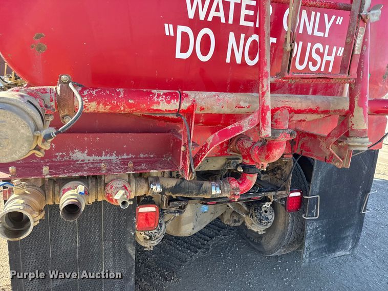 image for item EC4533 2007 Peterbilt 335 water truck