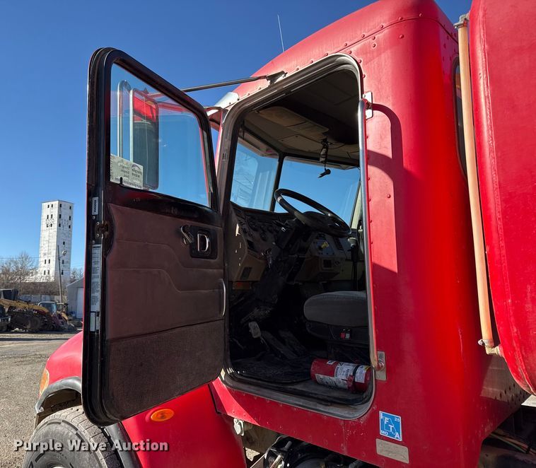 image for item EC4533 2007 Peterbilt 335 water truck