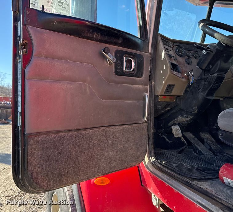 image for item EC4533 2007 Peterbilt 335 water truck