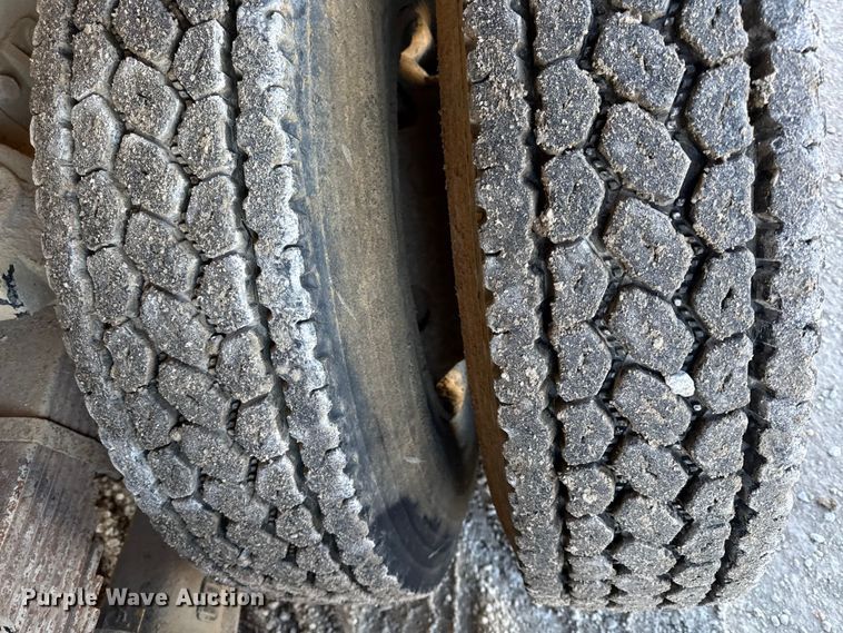 image for item EC4533 2007 Peterbilt 335 water truck