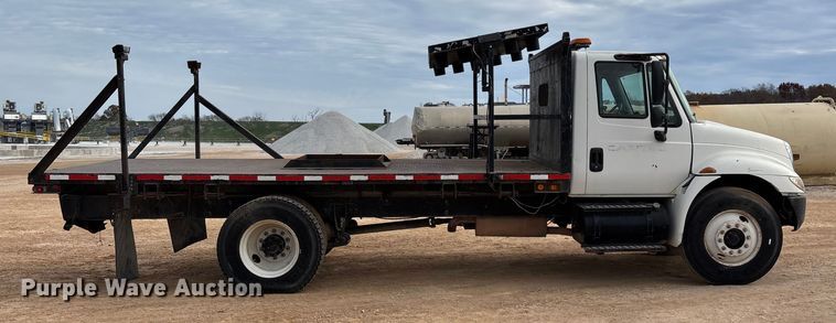 image for item ED2389 2003 International 4300 flatbed truck