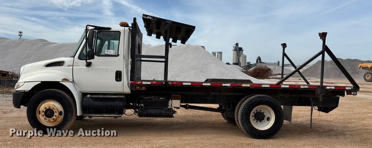 image for item ED2389 2003 International 4300 flatbed truck