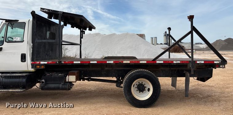 image for item ED2389 2003 International 4300 flatbed truck
