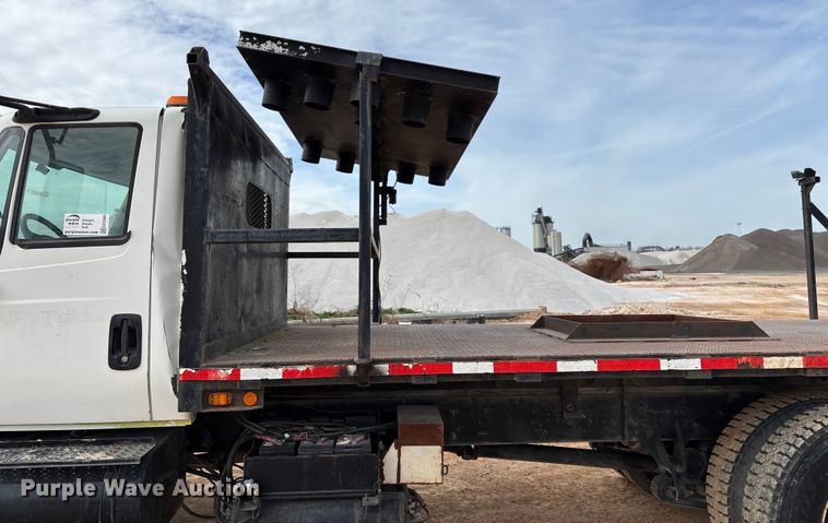 image for item ED2389 2003 International 4300 flatbed truck