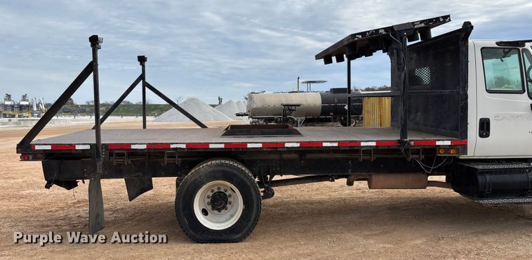 image for item ED2389 2003 International 4300 flatbed truck