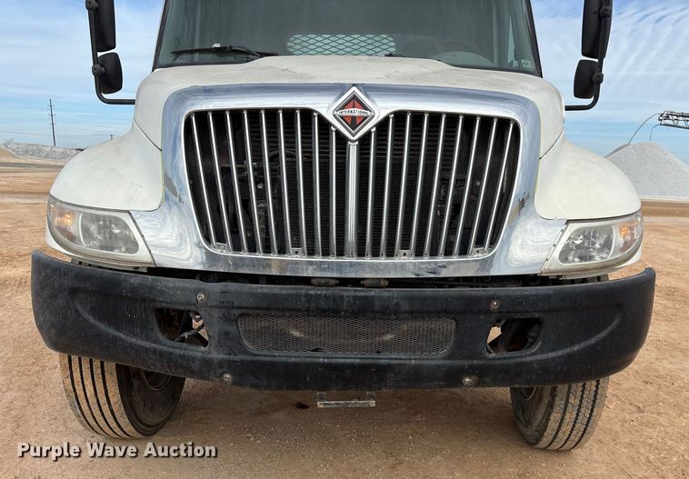 image for item ED2389 2003 International 4300 flatbed truck