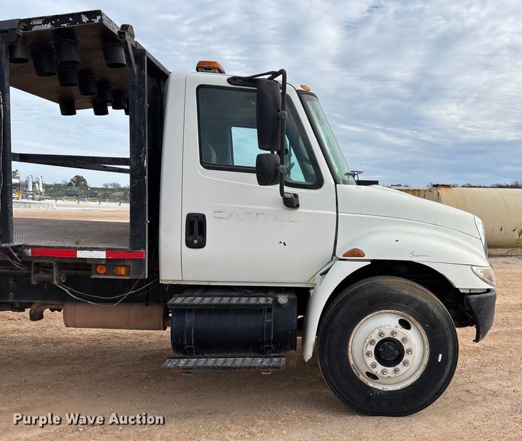 image for item ED2389 2003 International 4300 flatbed truck