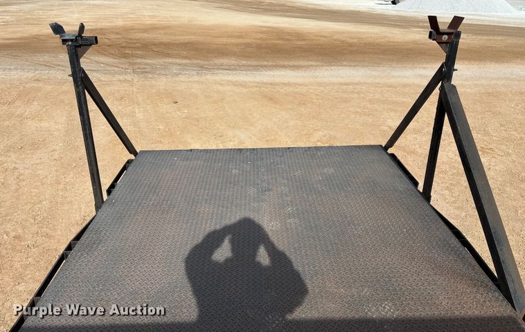 image for item ED2389 2003 International 4300 flatbed truck