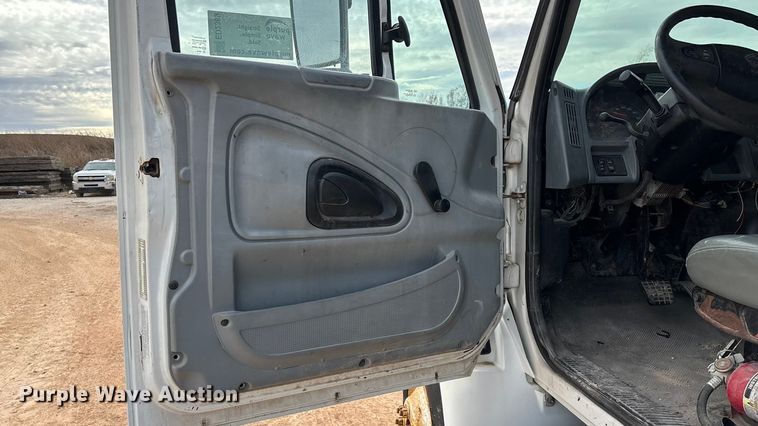 image for item ED2389 2003 International 4300 flatbed truck