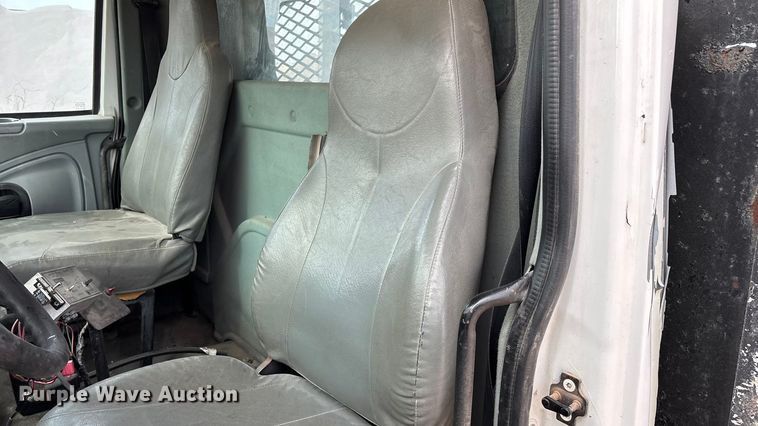 image for item ED2389 2003 International 4300 flatbed truck