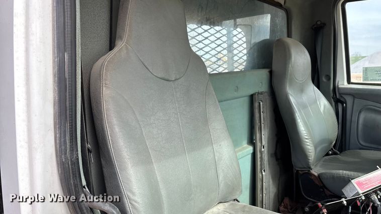 image for item ED2389 2003 International 4300 flatbed truck