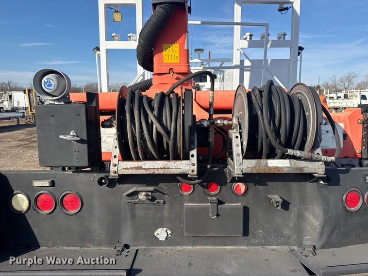 image for item EG1915 2010 International 7500 crane truck