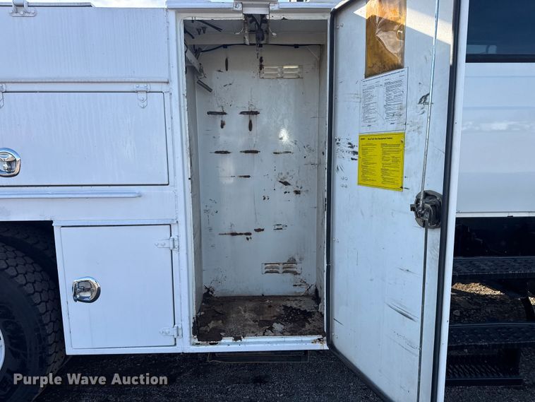 image for item EG1915 2010 International 7500 crane truck